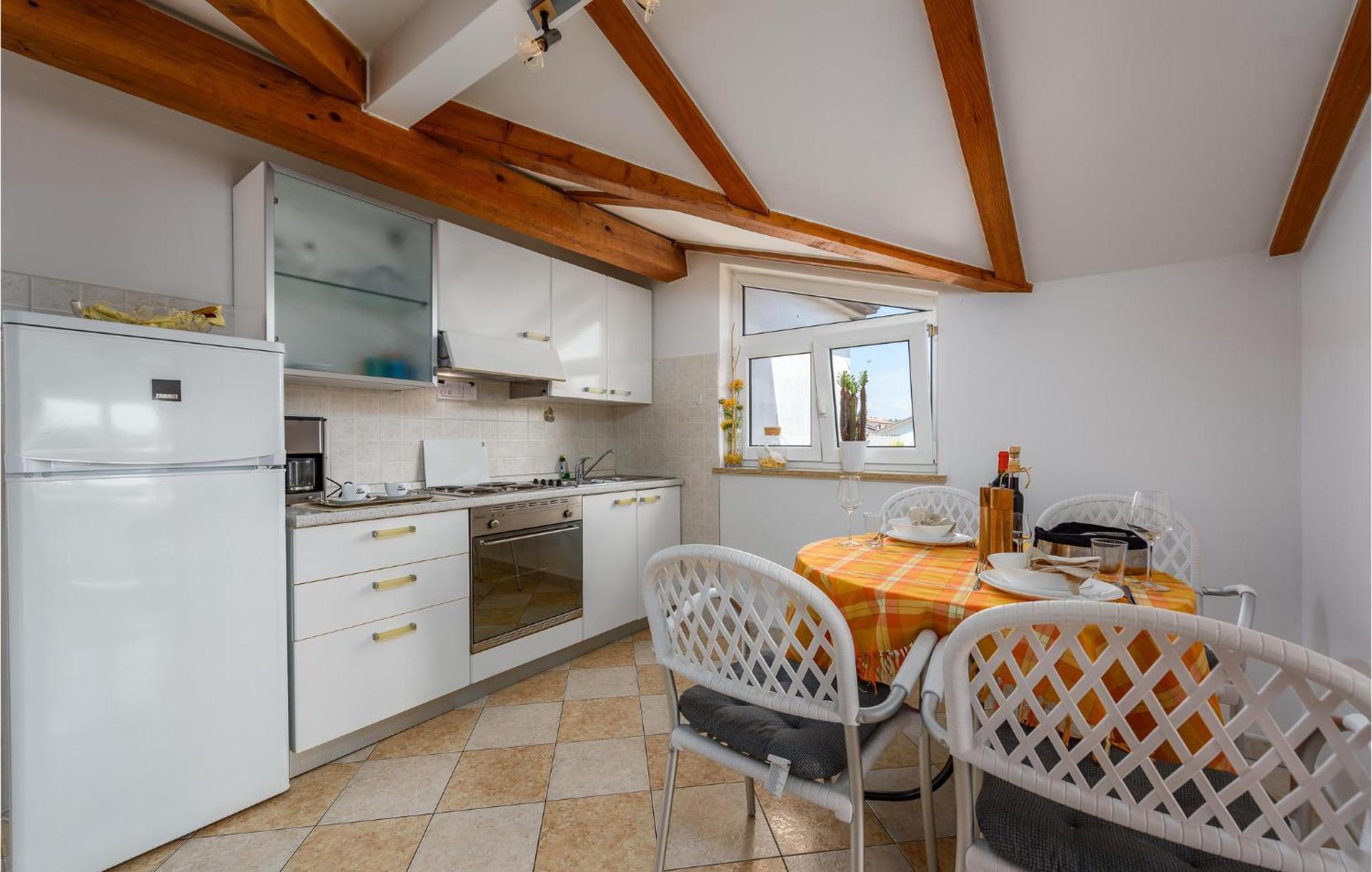 Apartment Beautiful Apartment In Porec With Kitchen *