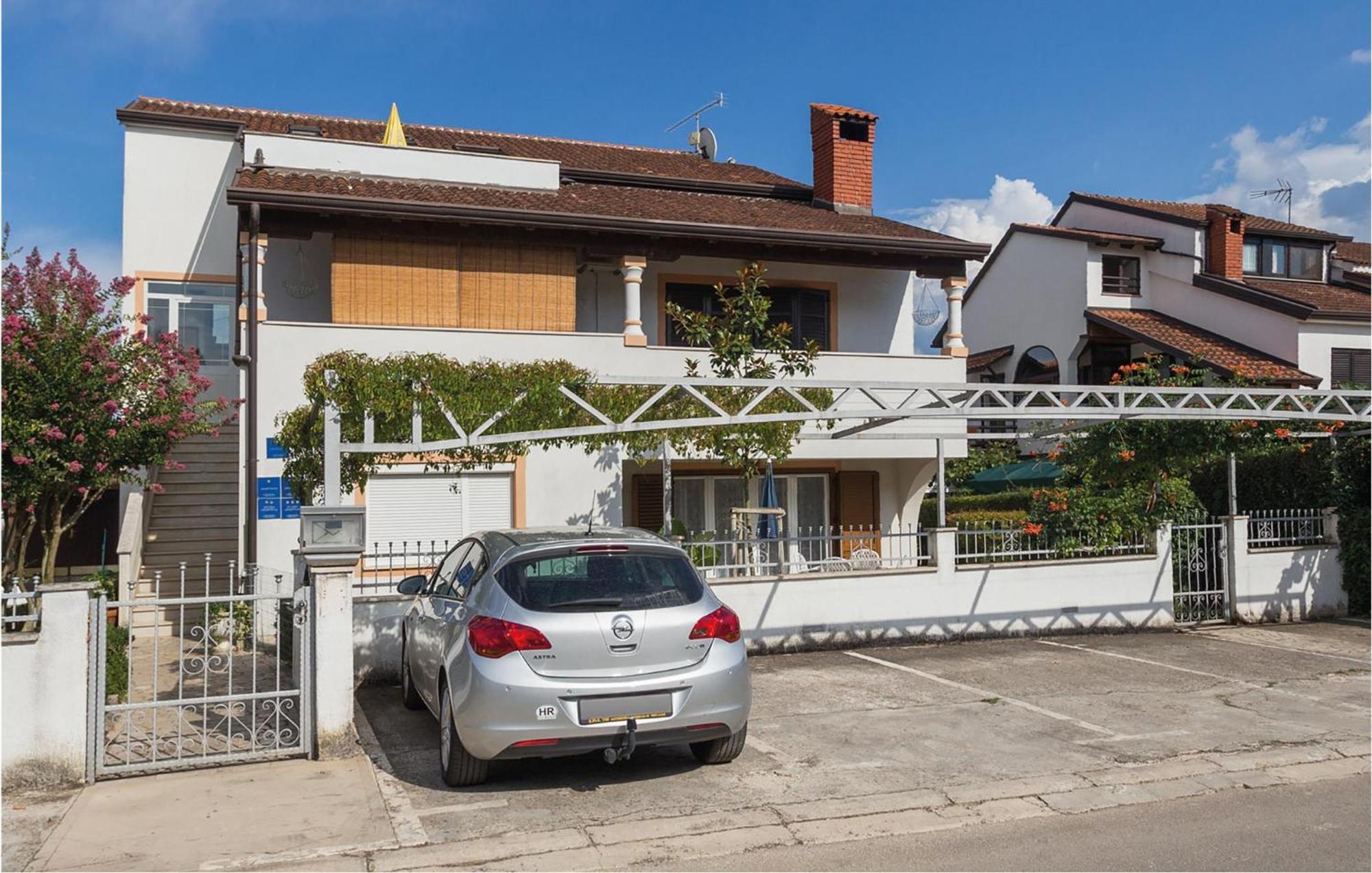 Beautiful Apartment In Porec With Kitchen *
